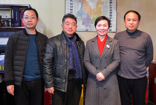 主委春节走访慰问老党员.jpg